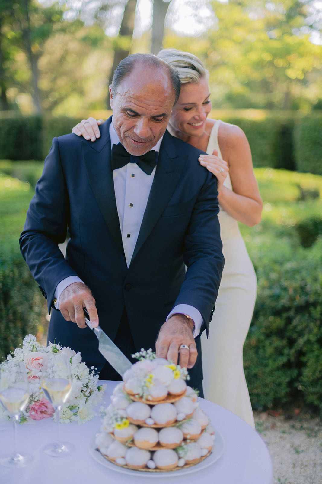 groom cut the wedding cake